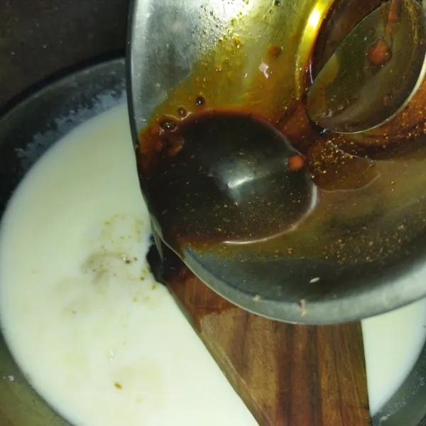 Lalu masukkan, susu bubuk yang sudah dicampur air hangat, campuran saus, bumbu dan kecap tadi, lalu aduk rata.