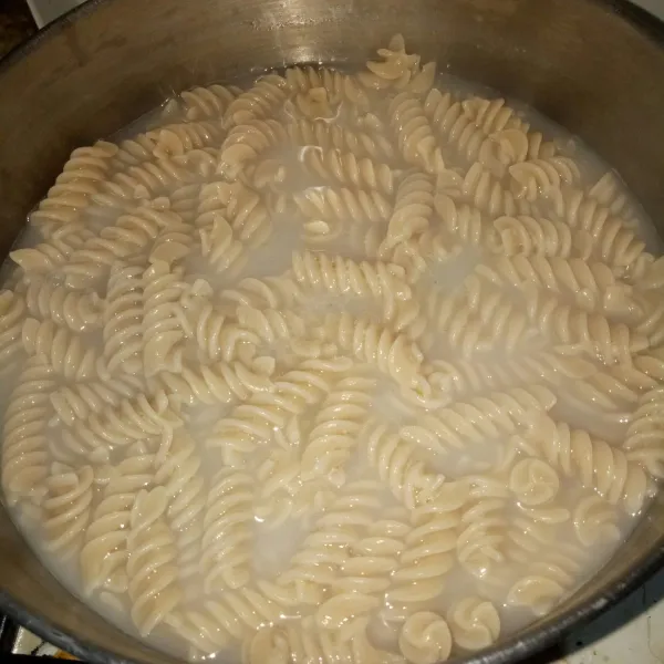 Rebus fusilli selama 10 menit, lalu rendam dalam air dingin lalu tiriskan.