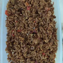 Taburi dengan bawang goreng aduk rata dan siap disajikan.