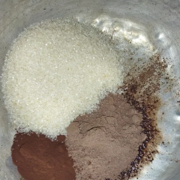 Puding coklat : siapkan panci kecil, masukkan nutrijel coklat, coklat bubuk dan gula pasir.