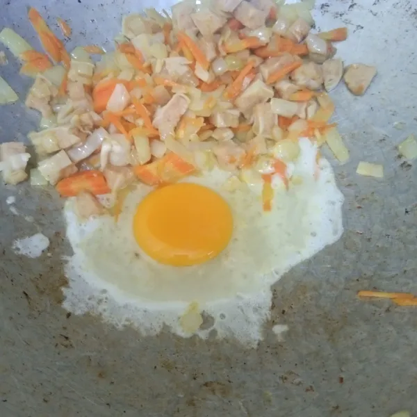 Masukan telur ayam, beri sedikit garam orak arik hingga matang