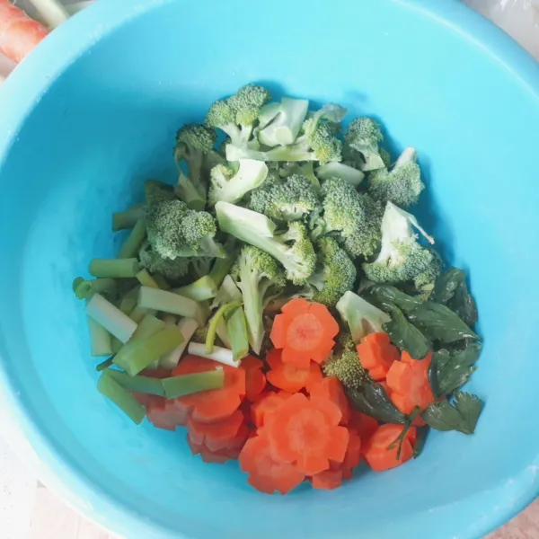 Potong-potong sayuran sesuai selera. Cuci bersih & tiriskan.