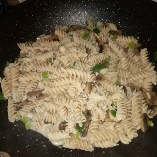 Masukkan fusilli yang sudah direbus, aduk rata, beri taburan thyme dan sajikan.