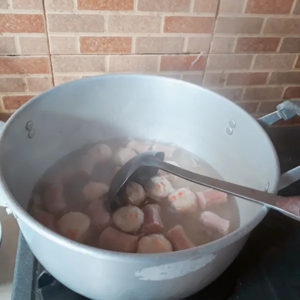 Masukkan bakso & sosis, masak hingga merekah & mengapung.