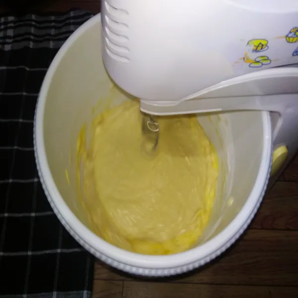Mixer dengan kecepatan rendah selama 2 menit, kemudian tambahkan margarin dan garam. Mixer kembali hingga adonan kalis dan elastis.