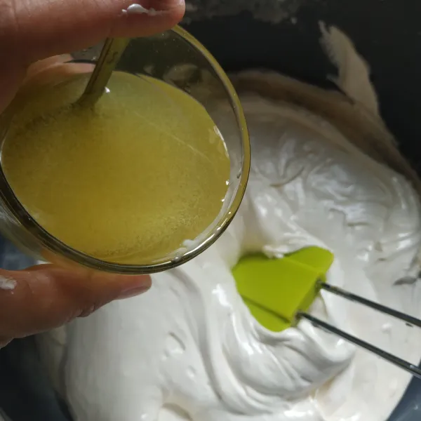 Tambahkan campuran minyak dan susu kental manis.