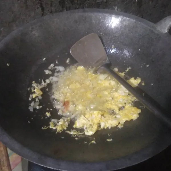 Tumis bawang putih dan bawang bombay hingga harum.