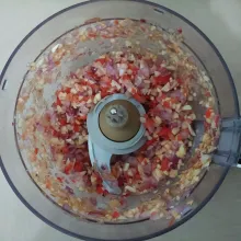 Iris bawang merah, bawang putih dan cabai rawit merah (saya menggunakan chopper).