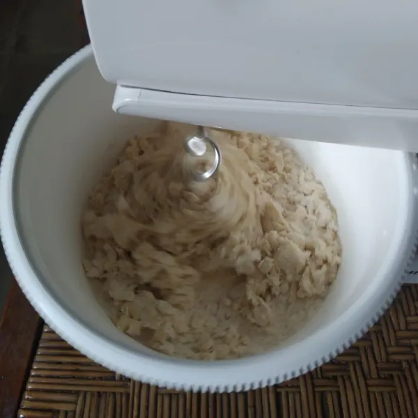 Mixer tepung, ragi, gula, telur dan susu, mixer hingga setengah kalis.