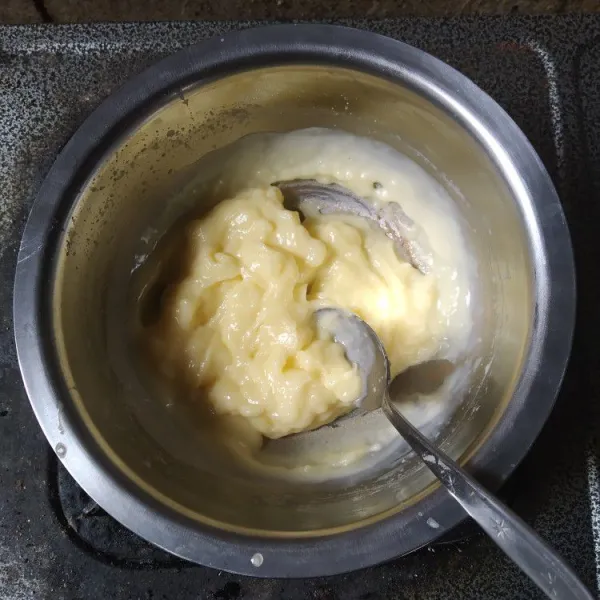 Larutkan tepung maizena, kuning telur, dan susu cair, panaskan dengan api kecil hingga mengental membentuk custard.