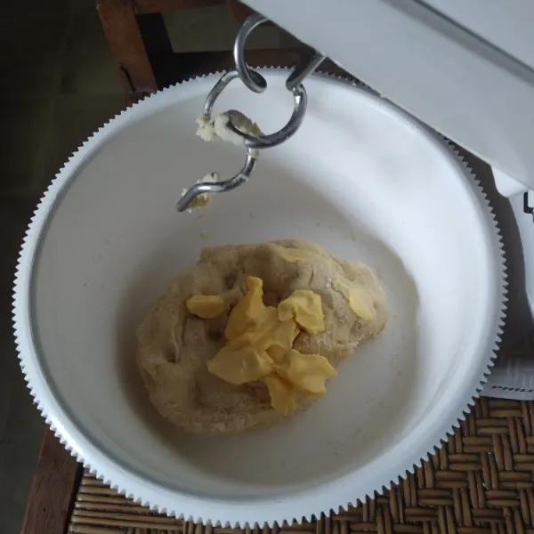 Tambahkan margarin, uleni dengan tangan sebentar.