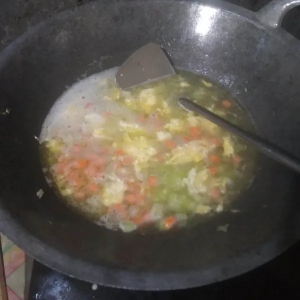 Saat labu siam setengah matang. Masukkan wortel. Aduk hingga wortel setengah matang.