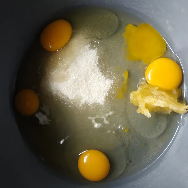 Dalam wadah campurkan telur, gula, vanili, dan sp.