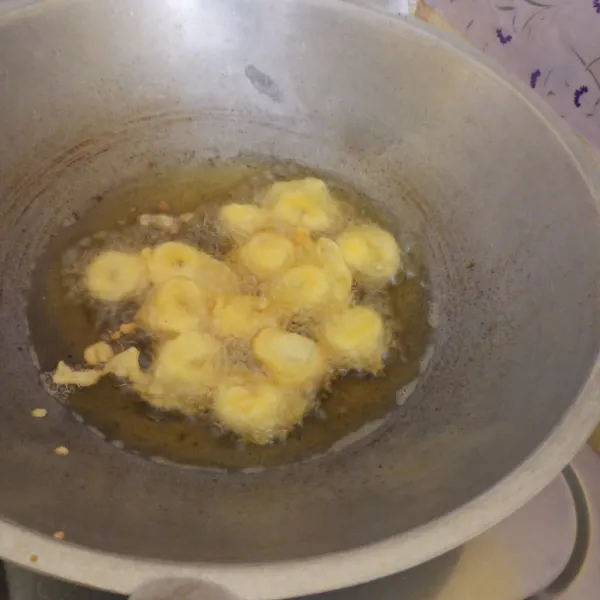 Panaskan minyak dan goreng pisang hingga kuning kecoklatan. Angkat dan tiriskan.
