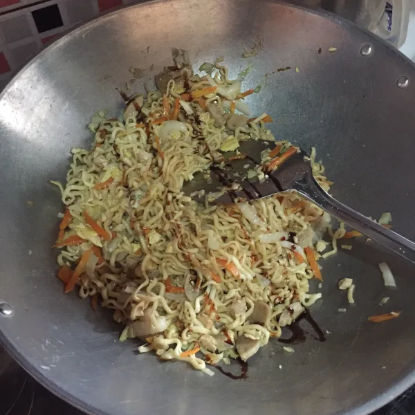 Masukkan mie yang sudah direbus, tambahkan kecap manis, kecap asin, saus tiram, garam dan totole. Aduk rata dan cicipi rasanya.