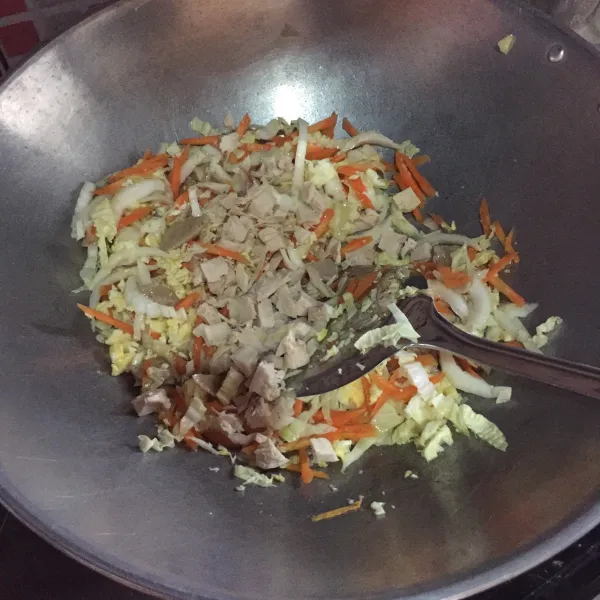 Tambahkan wortel, sawi putih, kol, dan ayam, aduk rata. Masak sebentar sampai sayuran agak layu.