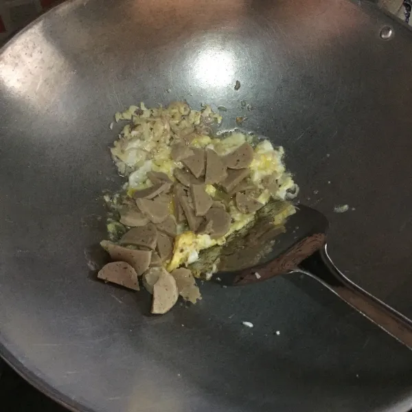 Masukkan telur lalu aduk-aduk, kemudian masukkan baso, masak sampai matang.