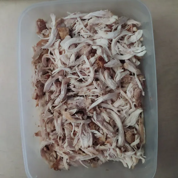 Rebus ayam yang ditaburi garam dan merica. Setelah matang, goreng sebentar kemudian suir-suir.