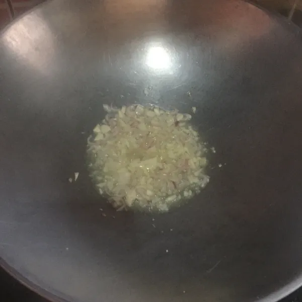 Tumis bawang merah dan bawang putih hingga wangi.