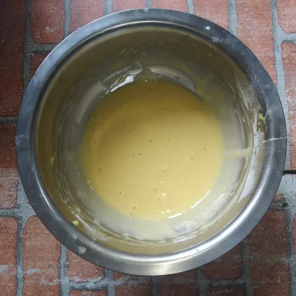 Campur rata kuning telur, susu, terigu dan baking powder yang sudah diayak, jika masih terlalu kental tambahkan susu cair (adonan A).