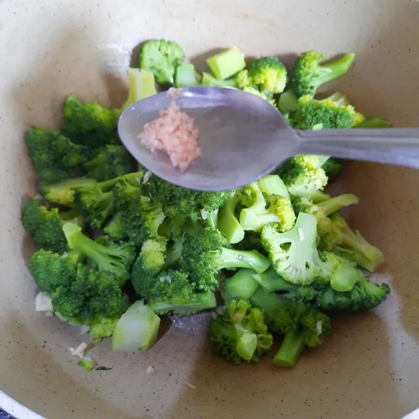 Panaskan minyak. Tumis bawang putih cincang hingga harum. Masukkan brokoli rebus lalu beri garam. Aduk rata. Angkat.