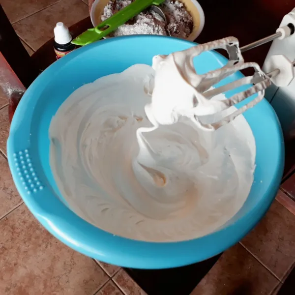 Mixer gula, telur & SP dengan kecepatan tinggi hingga kental berjejak.