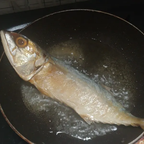 Cuci bersih ikan asin peda dan masak sampai matang biarkan dingin lalu suwir daging ikan pedanya.
