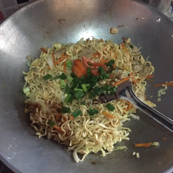 Masukkan tomat, bawang daun dan seledri, aduk rata. Sajikan.