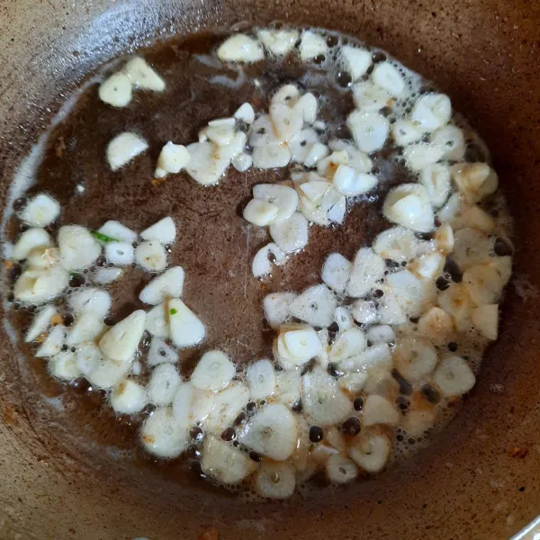 Goreng bawang putih hingga garing, angkat.