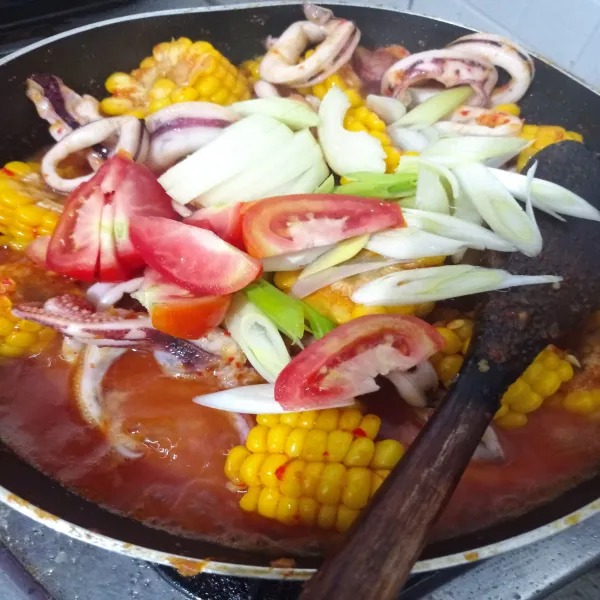 Tes rasa, terakhir tambahkan tomat, bawang bombay dan daun bawang yang sudah diiris. Aduk rata sekitar 2 menit, lalu angkat. Siap disajikan