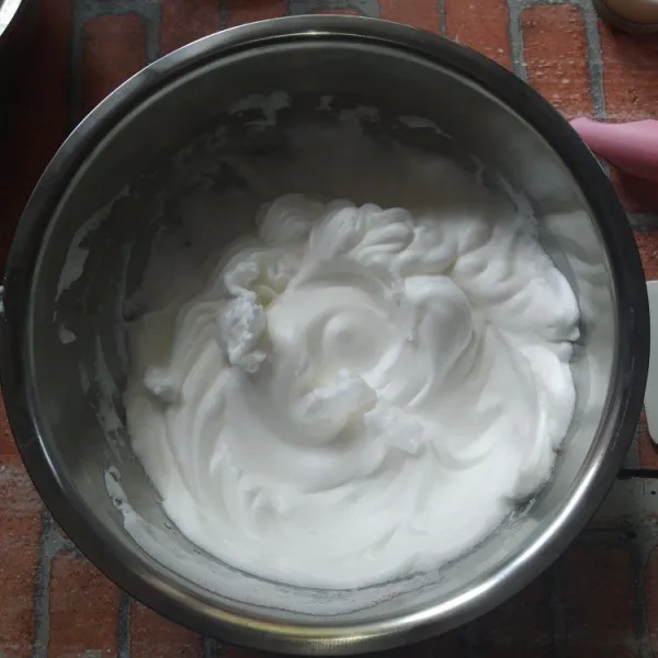 Mixer putih telur dan gula pasir hingga mengembang, penambahan gula dilakukan sedikit demi sedikit (adonan B).