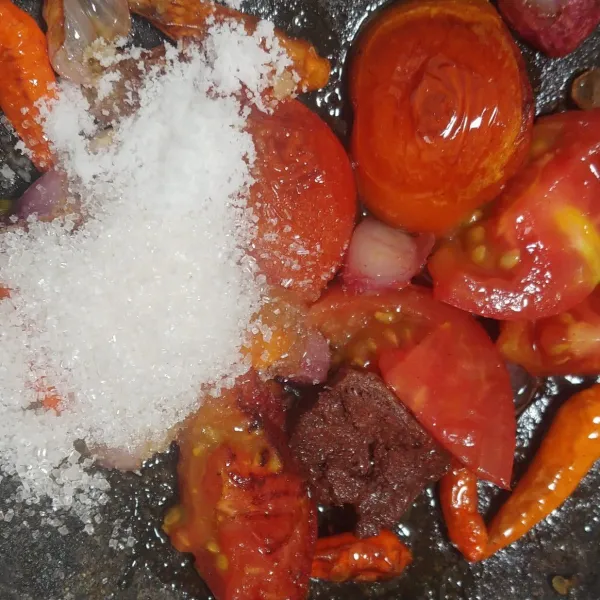 Goreng bahan sambel sampai matang angkat, bumbui dengan gula dan garam