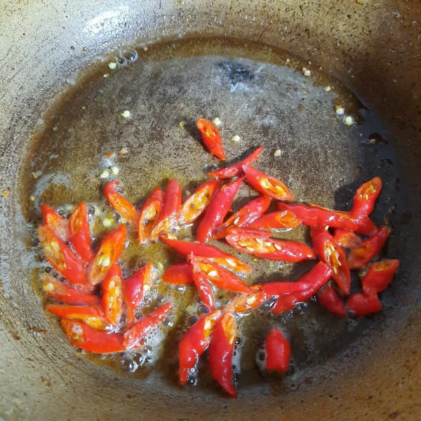Goreng cabai merah keriting hingga garing, angkat.