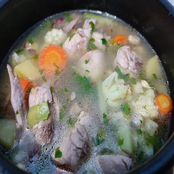 Sup ayam siap disajikan hangat.