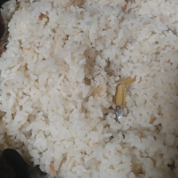Setelah matang angkat nasi dan pisahkan cabe rawit utuh, lalu aduk nasi liwet dan biarkan uapnya hilang.