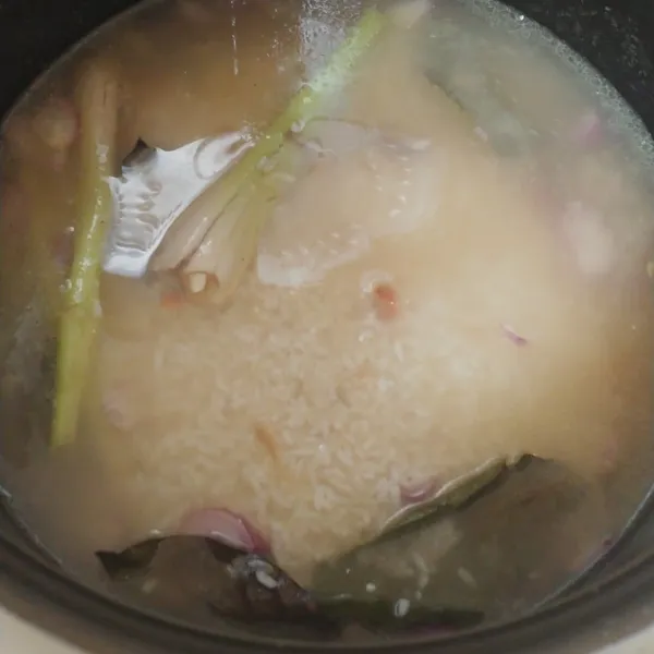 Tambahkan air, bumbui dengan garam dan kaldu bubuk aduk hingga rata. Masak nasi liwet dengan rice cooker