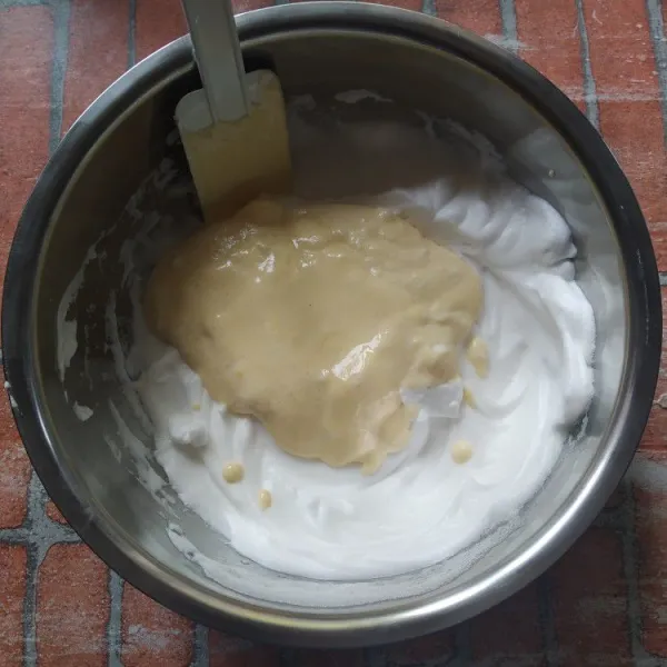 Kemudian, masukkan campuran adonan ke dalam adonan putih telur yang tersisa.