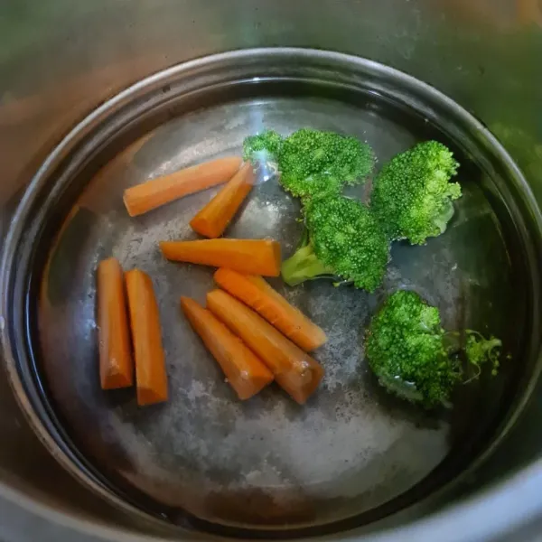 Rebus brokoli dan wortel panjang hingga matang.