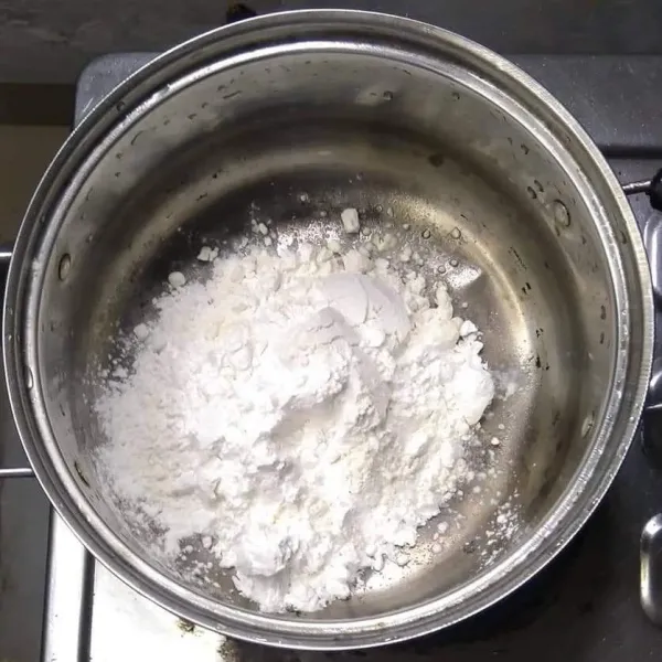Siapkan wadah, masukkan tepung terigu, tepung beras dan tepung tapioka.