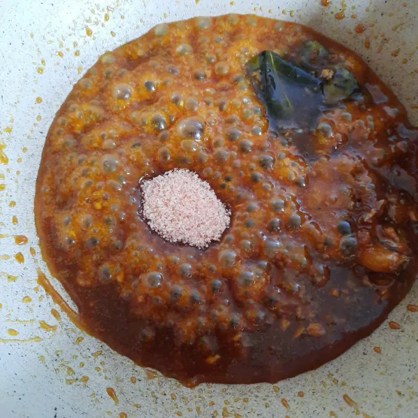 Masak dengan api kecil hingga gula larut dan mulai mengental. Masukkan garam lalu masak lagi dengan api kecil sambil diaduk hingga gula kental dan berbuih.