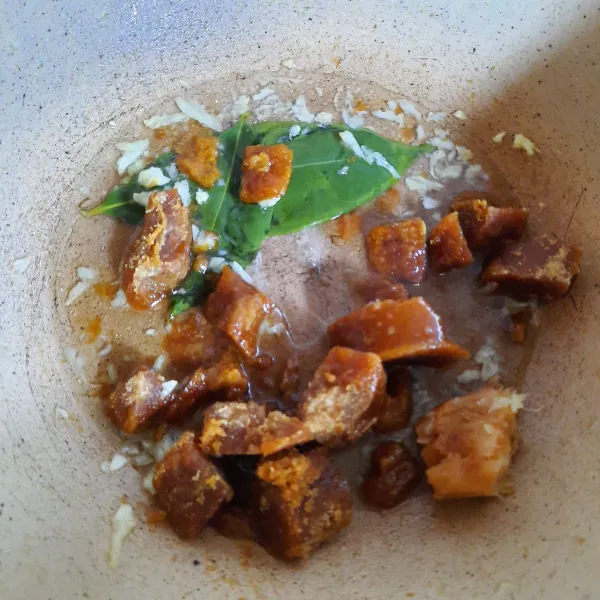 Masukkan gula merah, air dan air asam jawa. Tips: agar gula merah cepat larut, sisir atau tumbuk gula merah sebelum dimasak.