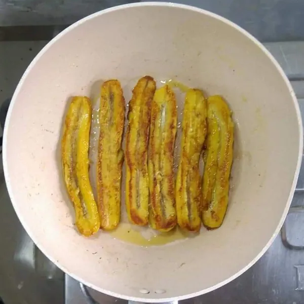 Masukkan pisang, panggang dengan api kecil, jangan lupa dibolak-balik perlahan, sampai matang berubah warna kuning keemasan.