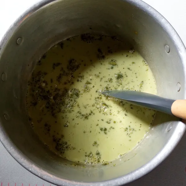 Tuang susu uht, aduk hingga larut.