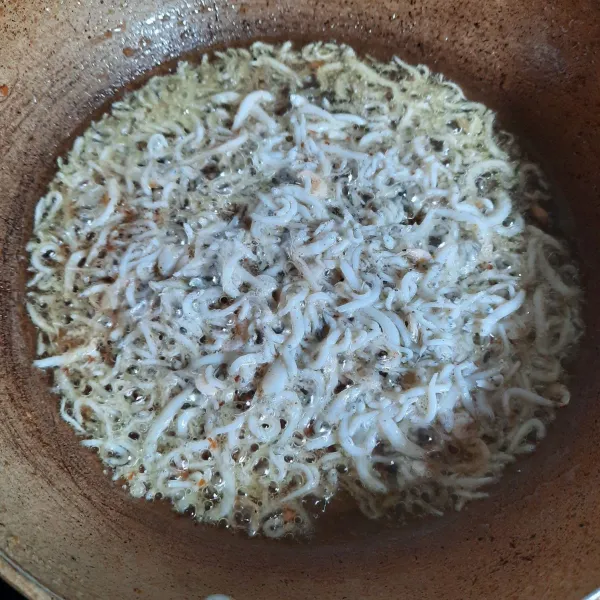 Goreng teri hingga garing, angkat.