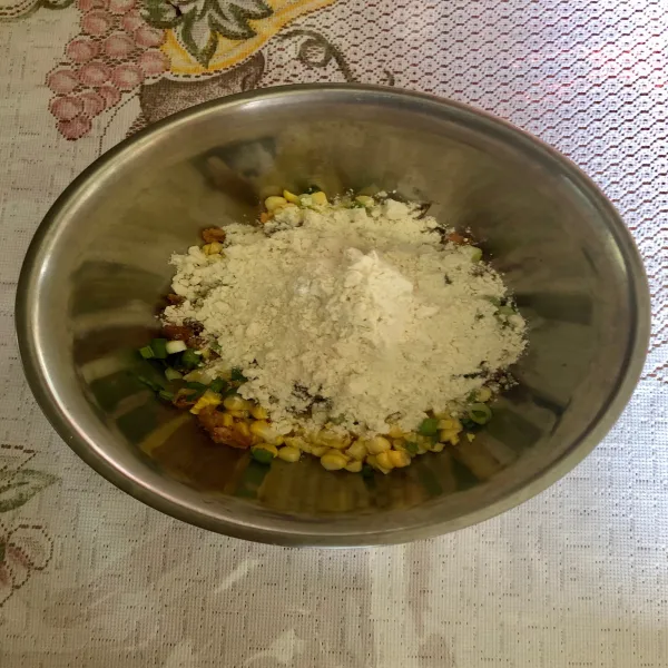 Masukkan tepung bakwan dan air putih lalu aduk hingga rata.