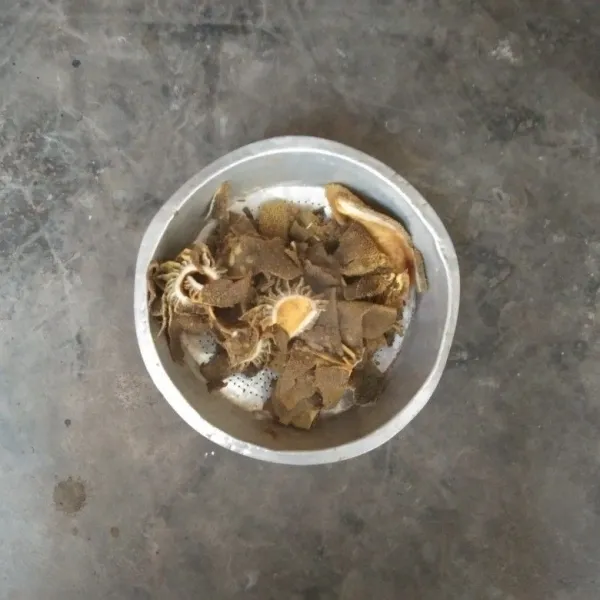 Tiriskan hingga dingin dan potong sesuai selera.