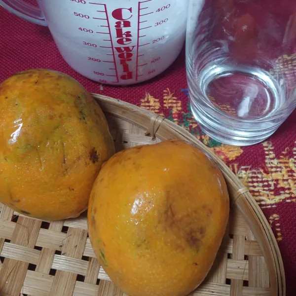 kupas buah mangga dan siapkan gelas saji.