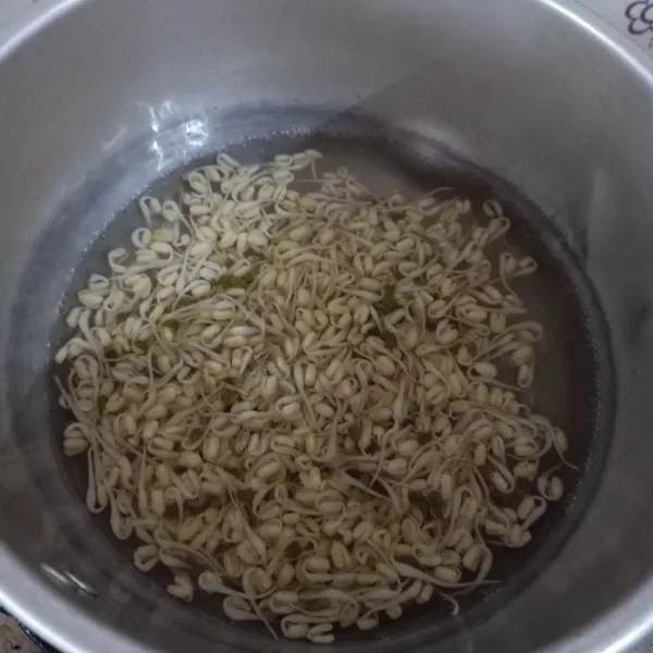 Rebus toge di air panas, 5 detik, tiriskan.