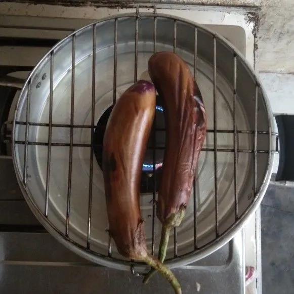Cuci bersih terong lalu bakar terong beserta kulitnya.