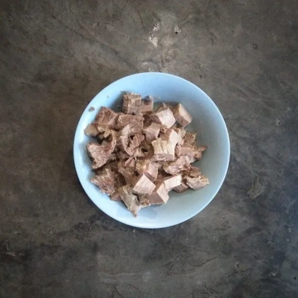 Iris daging sesuai selera.